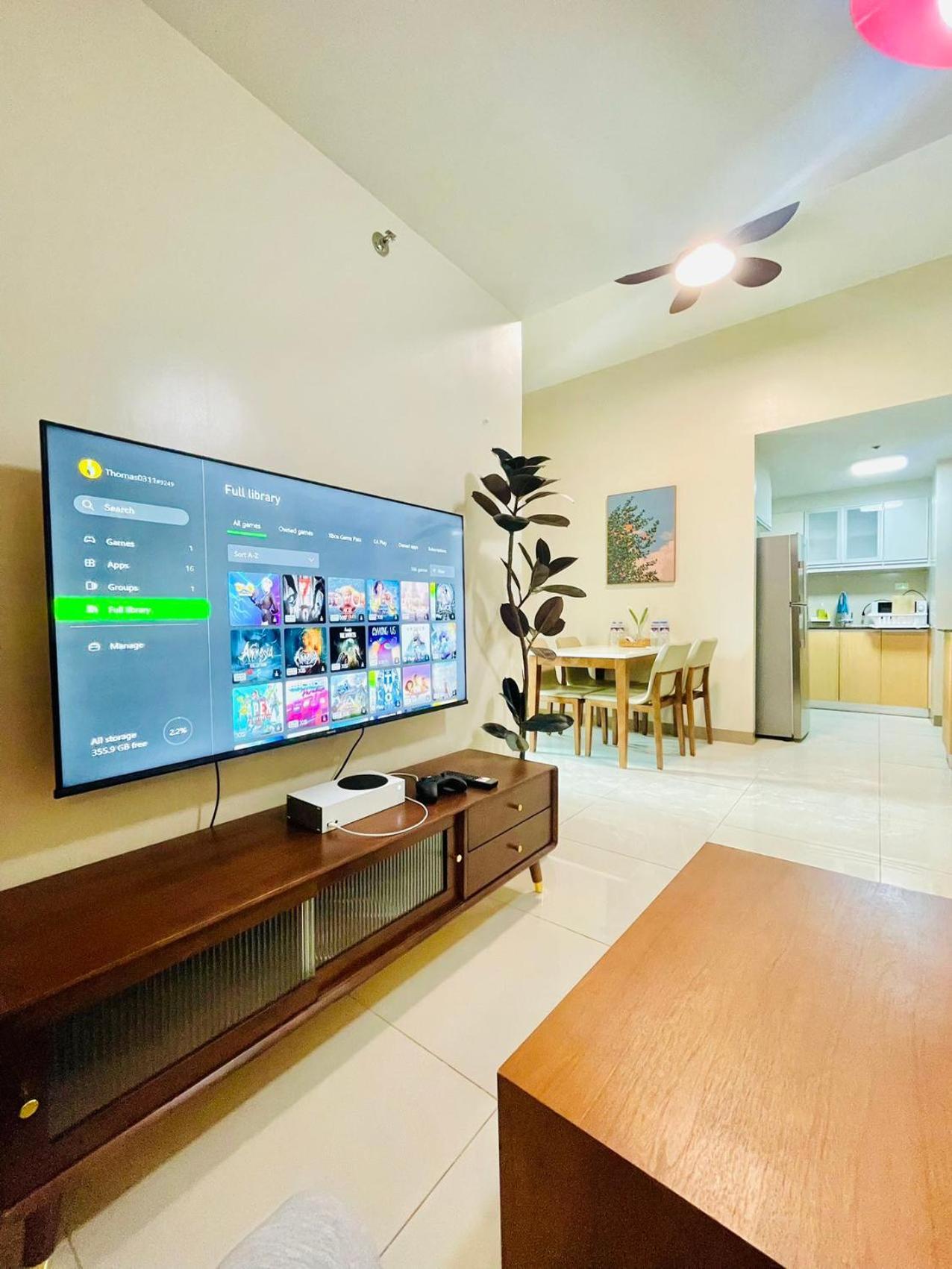1 Queen Bed & 2 Double Beds At One Uptown Residences With Xbox And Netflix Apartment Manila