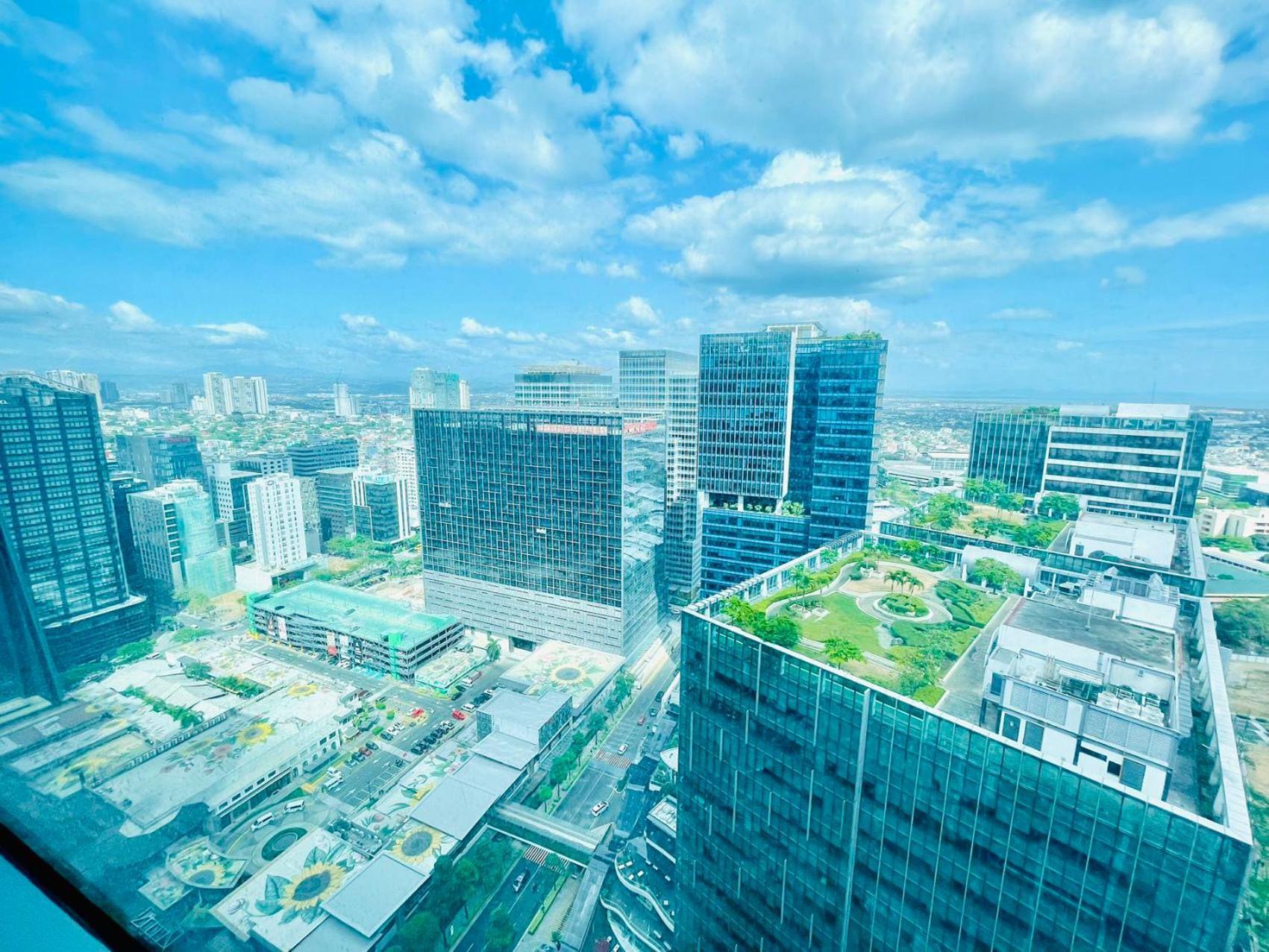 1 Queen Bed & 2 Double Beds At One Uptown Residences With Xbox And Netflix * Manila
