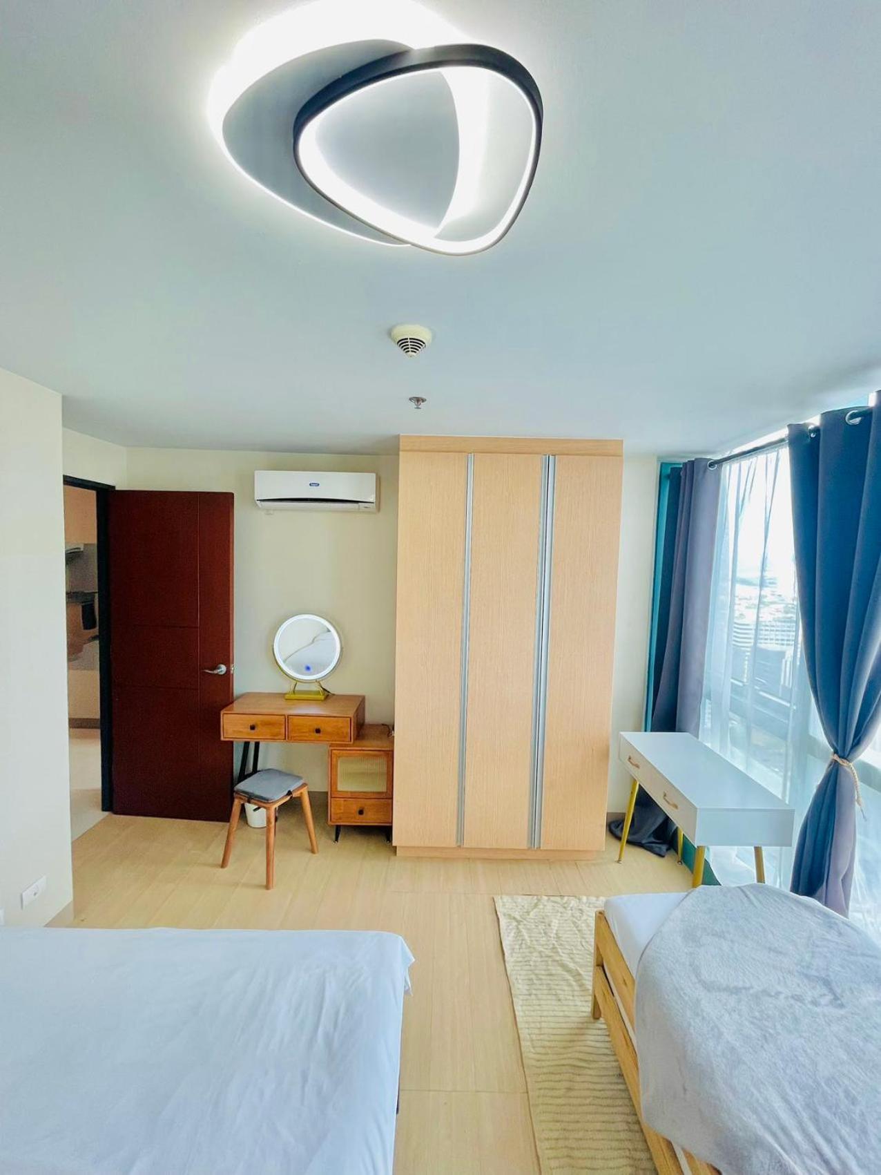 1 Queen Bed & 2 Double Beds At One Uptown Residences With Xbox And Netflix