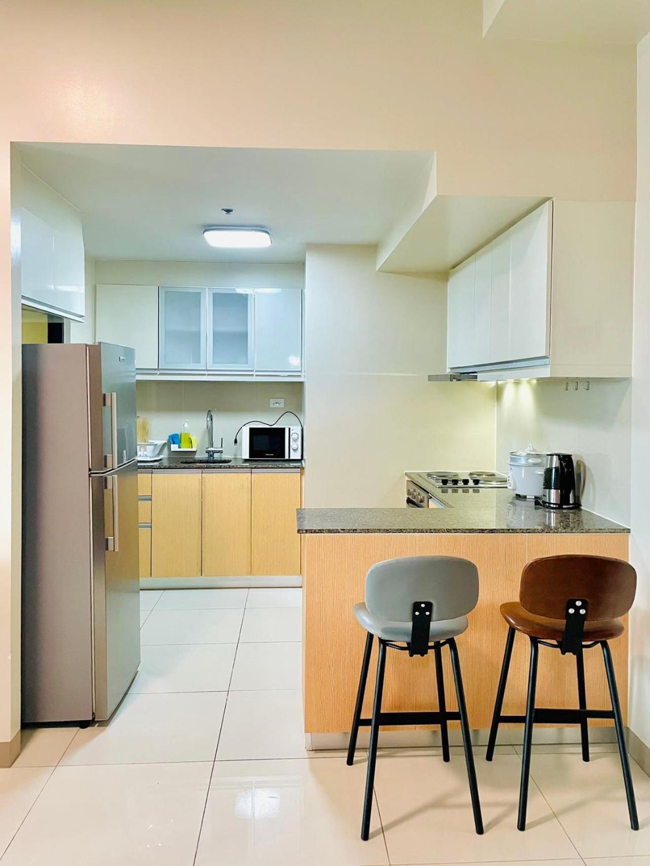 1 Queen Bed & 2 Double Beds At One Uptown Residences With Xbox And Netflix Manila
