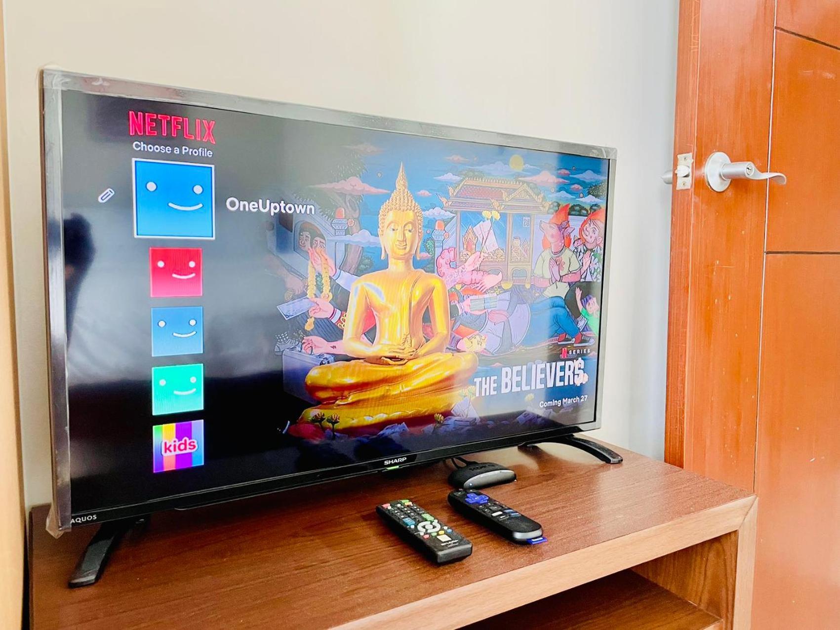 Apartment 1 Queen Bed & 2 Double Beds At One Uptown Residences With Xbox And Netflix Manila