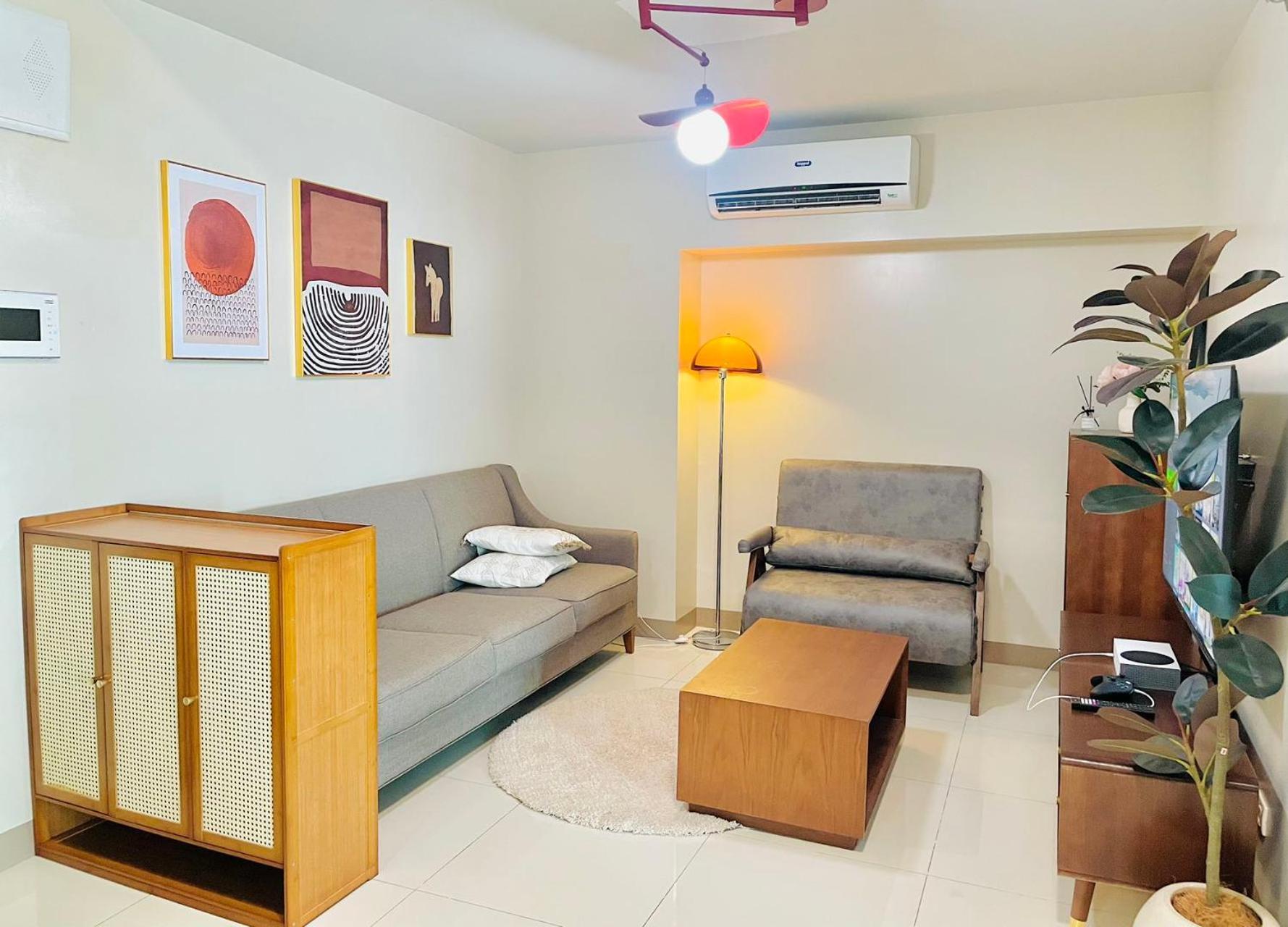 1 Queen Bed & 2 Double Beds At One Uptown Residences With Xbox And Netflix Manila