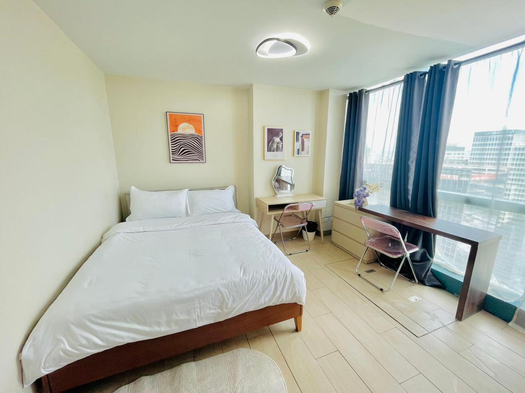 1 Queen Bed & 2 Double Beds At One Uptown Residences With Xbox And Netflix Manila