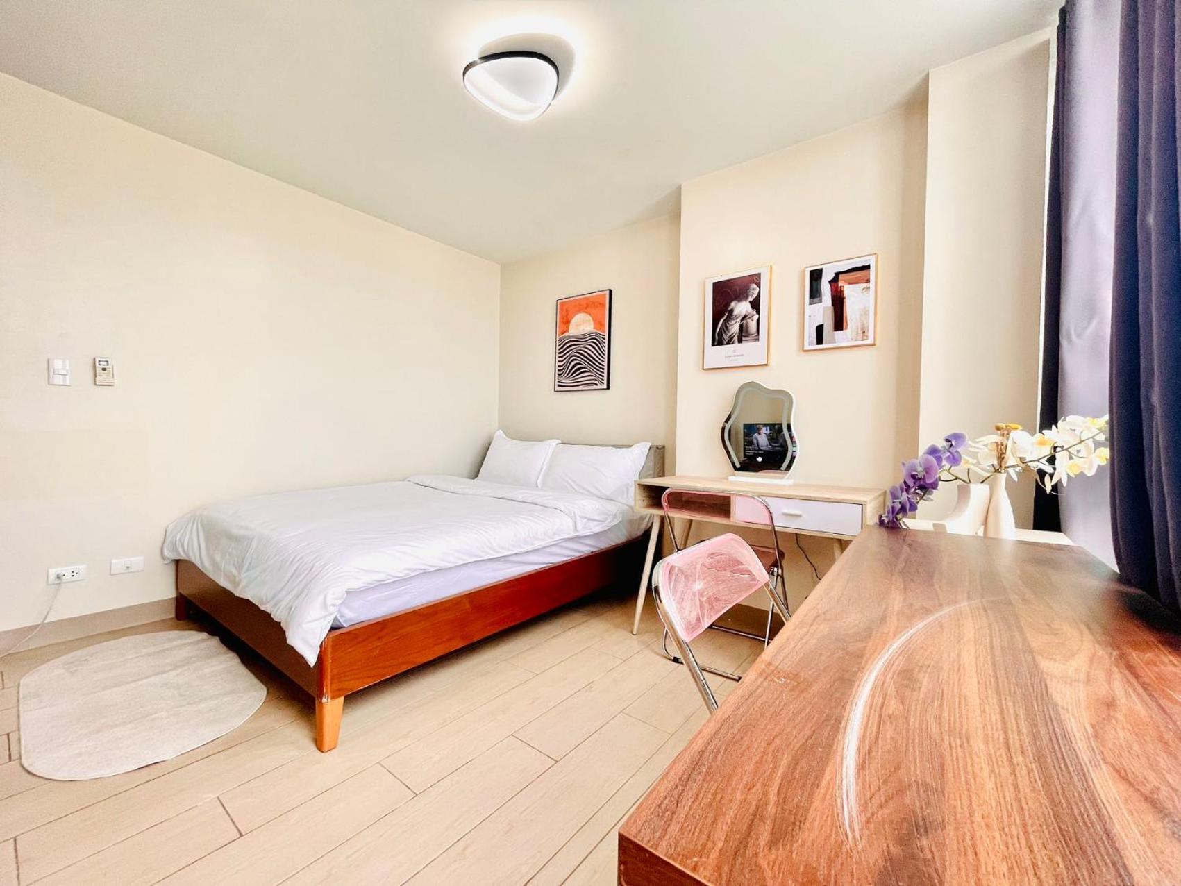1 Queen Bed & 2 Double Beds At One Uptown Residences With Xbox And Netflix Apartment *