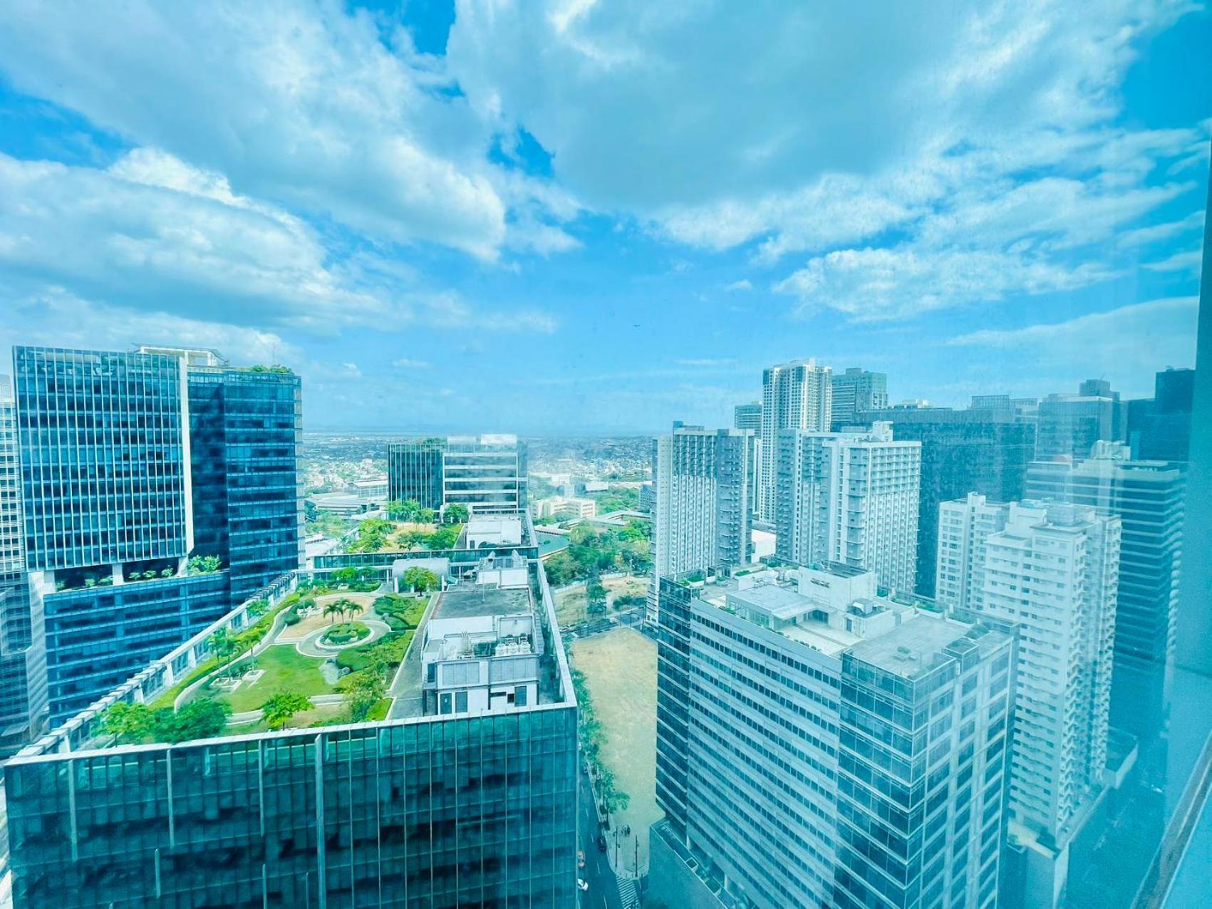 1 Queen Bed & 2 Double Beds At One Uptown Residences With Xbox And Netflix Apartment