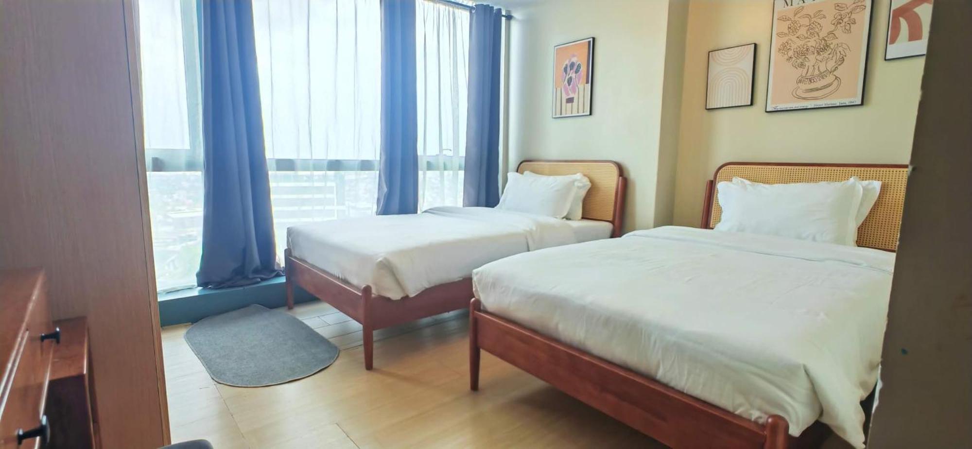 1 Queen Bed & 2 Double Beds At One Uptown Residences With Xbox And Netflix Apartment Manila
